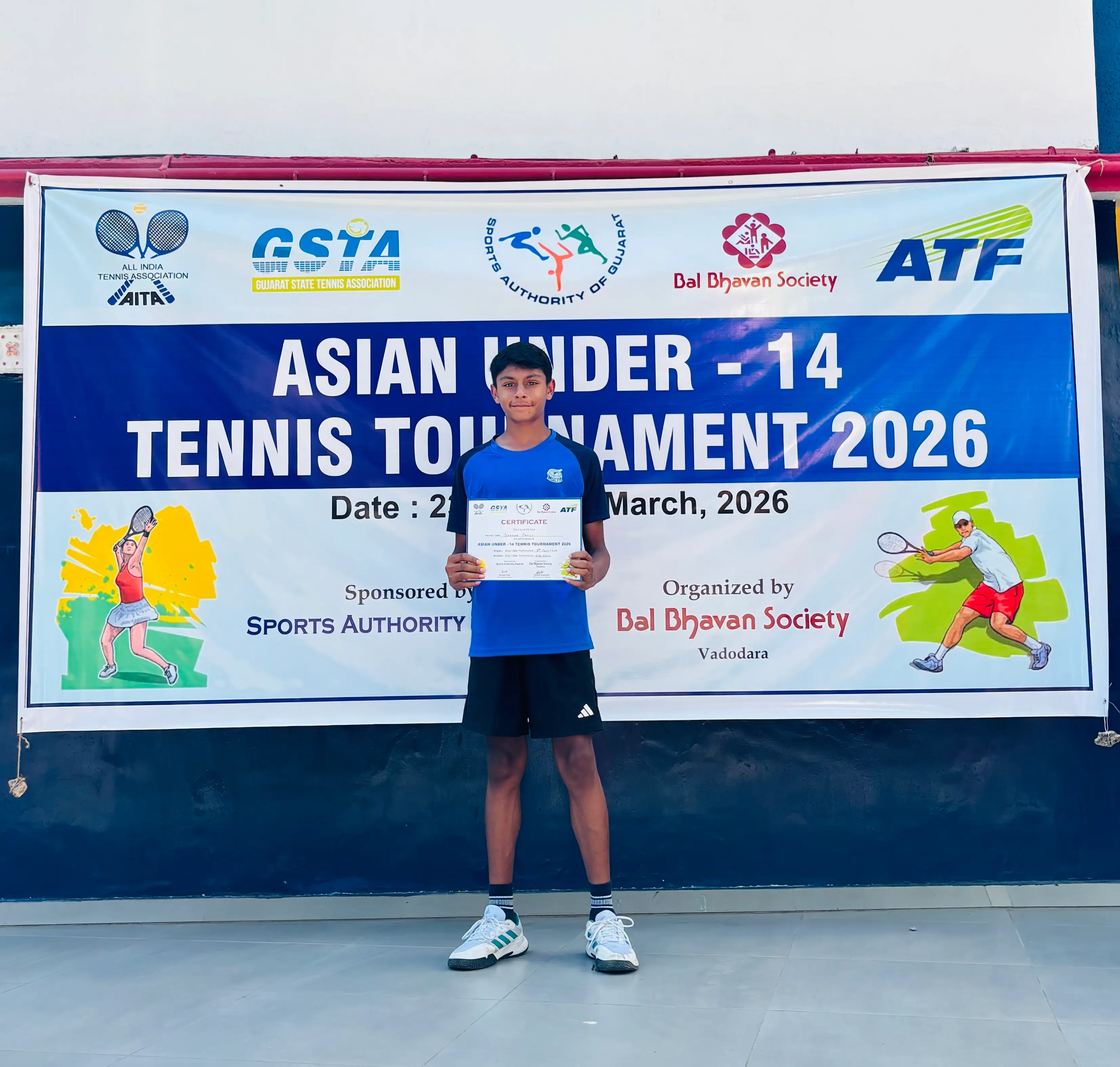 Sparsh receiving trophy for winning the MSLTA Masters held in Chatrapati Sambhaji Nagar